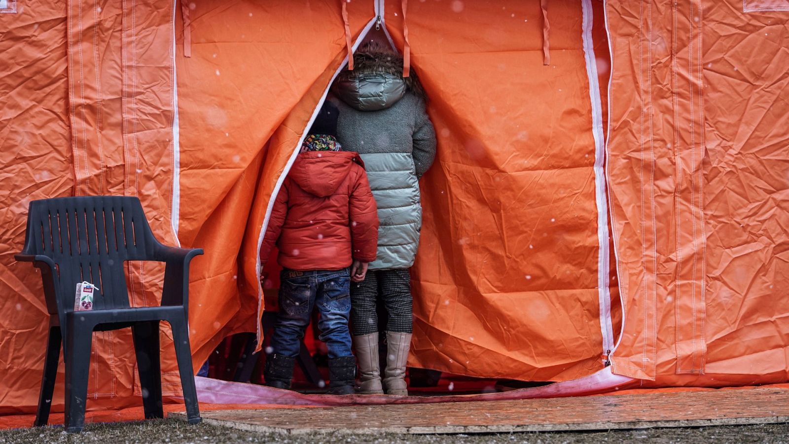 Los refugiados buscan pasos fronterizos en su éxodo a Polonia