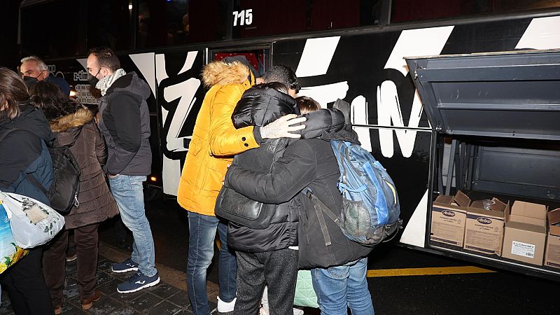 Emoción, lágrimas y muchos abrazos: así es la llegada a Valencia de los niños ucranianos que huyen de la guerra