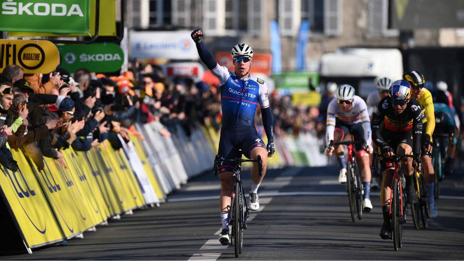 París-Niza | Jakobsen gana al sprint a Van Aert la 2ª etapa