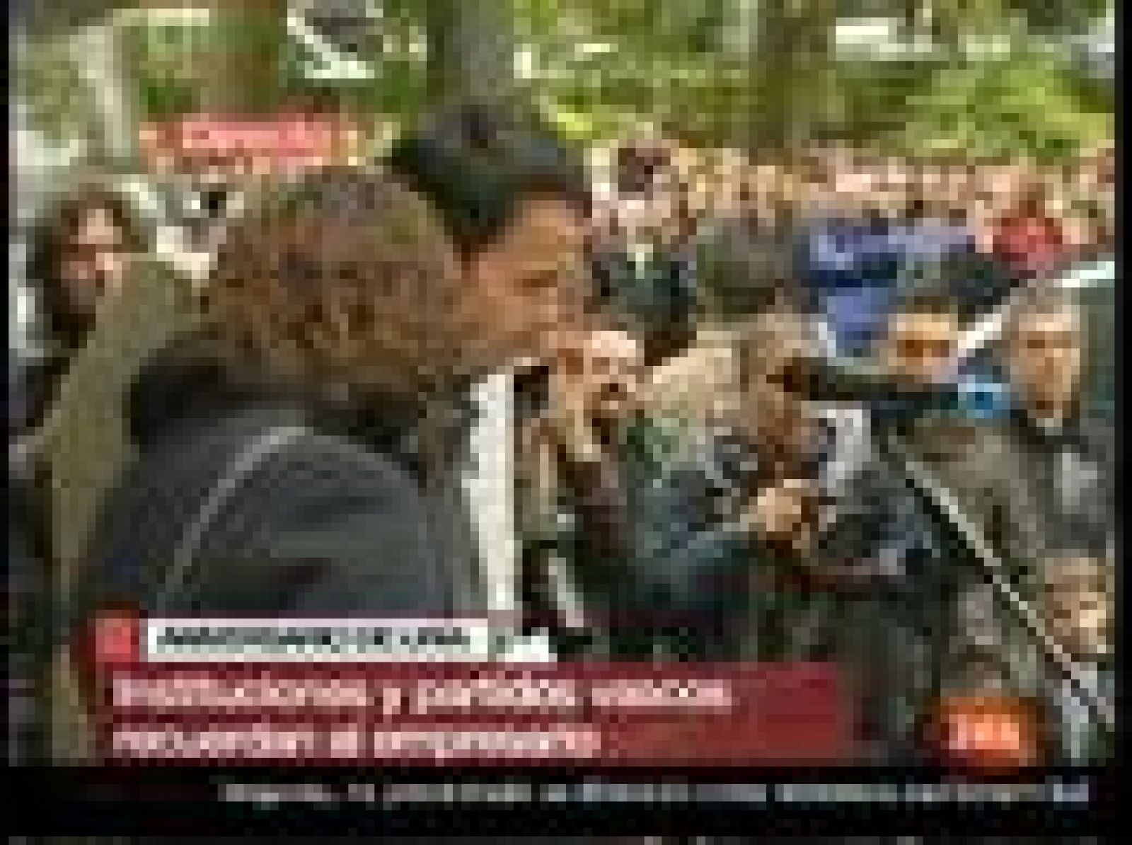 En el primer aniversario del asesinato del empresario Ignacio Uría, su familia y sus amigos han guardado un minuto de silencio por su memoria, acompañados por el lehendakari Patxi López y otros representantes institcionales, como la presidenta del P