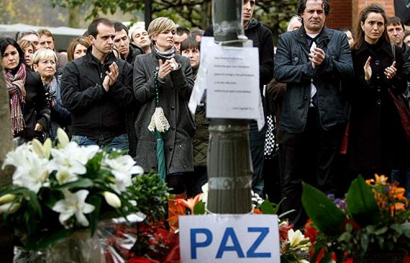  En el primer aniversario del asesinato del empresario Ignacio Uría, su familia y sus amigos han guardado un minuto de silencio por su memoria, acompañados por el lehendakari Patxi López y otros representantes institcionales, como la presidenta del P