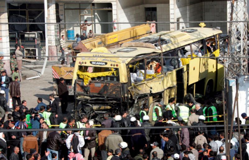 Al menos tres personas han muerto en la explosión de un autobús en Damasco, aunque no ha sido un atentado terrorista, según el gobierno.  