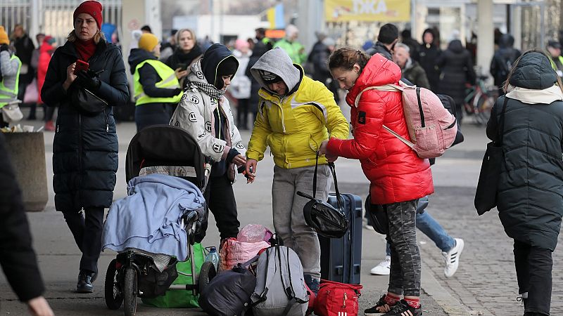 Policías madrileños se van hasta la frontera de Ucrania para recoger refugiados y traerlos a España