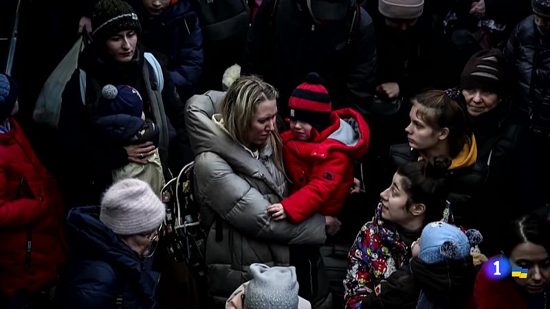 La doble lluita de les dones a la guerra: fugint amb infants o al front - veure ara