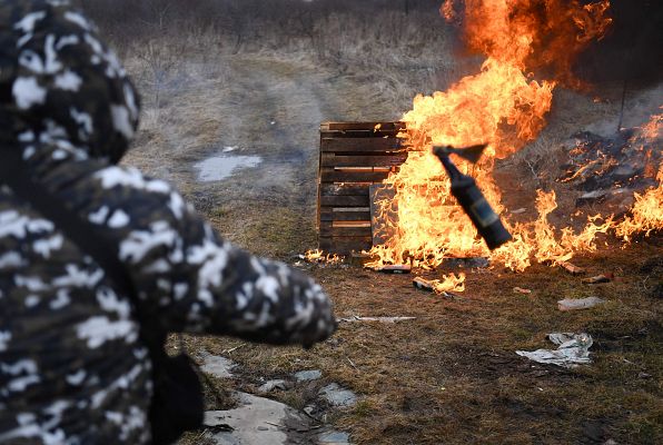 La población civil se moviliza y aprende a hacer cócteles molotov para hacer frente a la invasión rusa