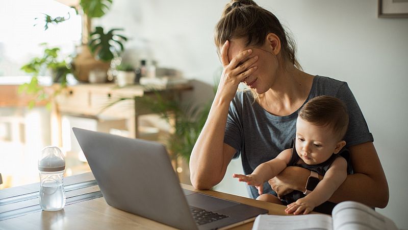 La carga mental de organizar la vida familiar: un peso invisible que recae más en las mujeres