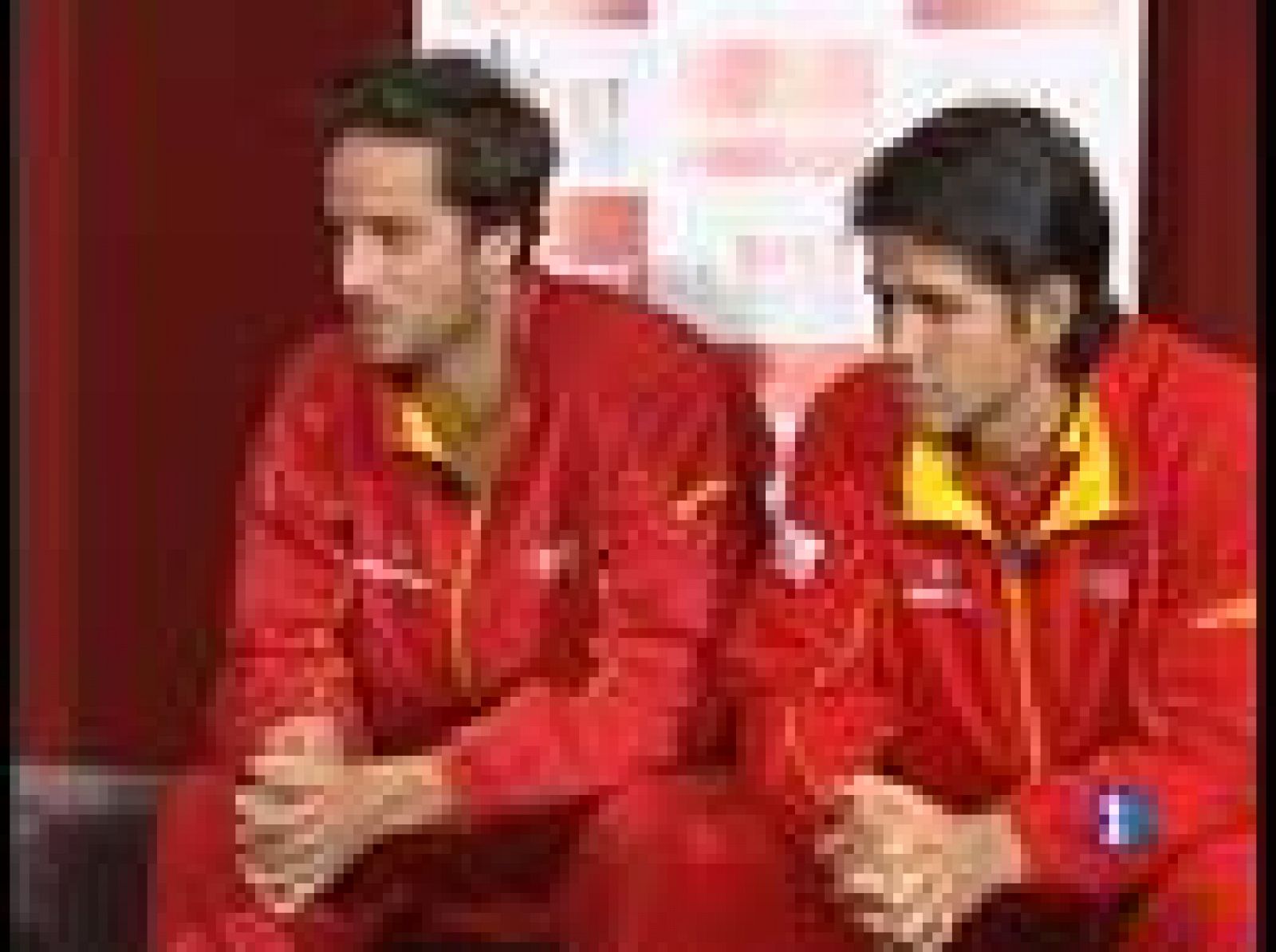 Los jugadores de la Armada están preparados para levantar de nuevo la ensaladera. Ninguno de los integrantes del equipo español cree que la pareja de los checos no sean Berdych y Stepanek.