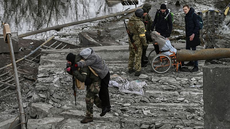 Ucrania evacúa a civiles de Sumy e Irpin, pero denuncia bombardeos sobre el corredor humanitario de Mariúpol