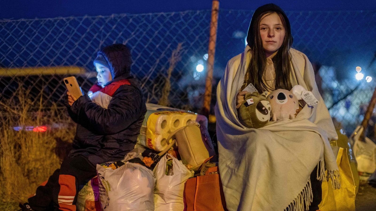 Los refugiados guardan largas colas para poder huir