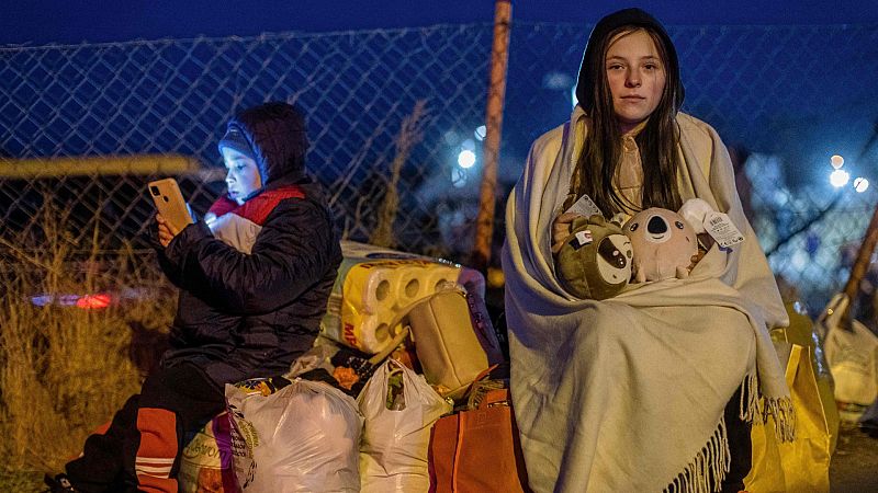 La noche en la frontera con Polonia: los refugiados guardan largas colas para poder huir de la guerra