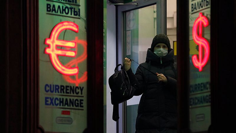 Rusia impone un 'corralito' e impide retirar más de 10.000 dólares en otras divisas