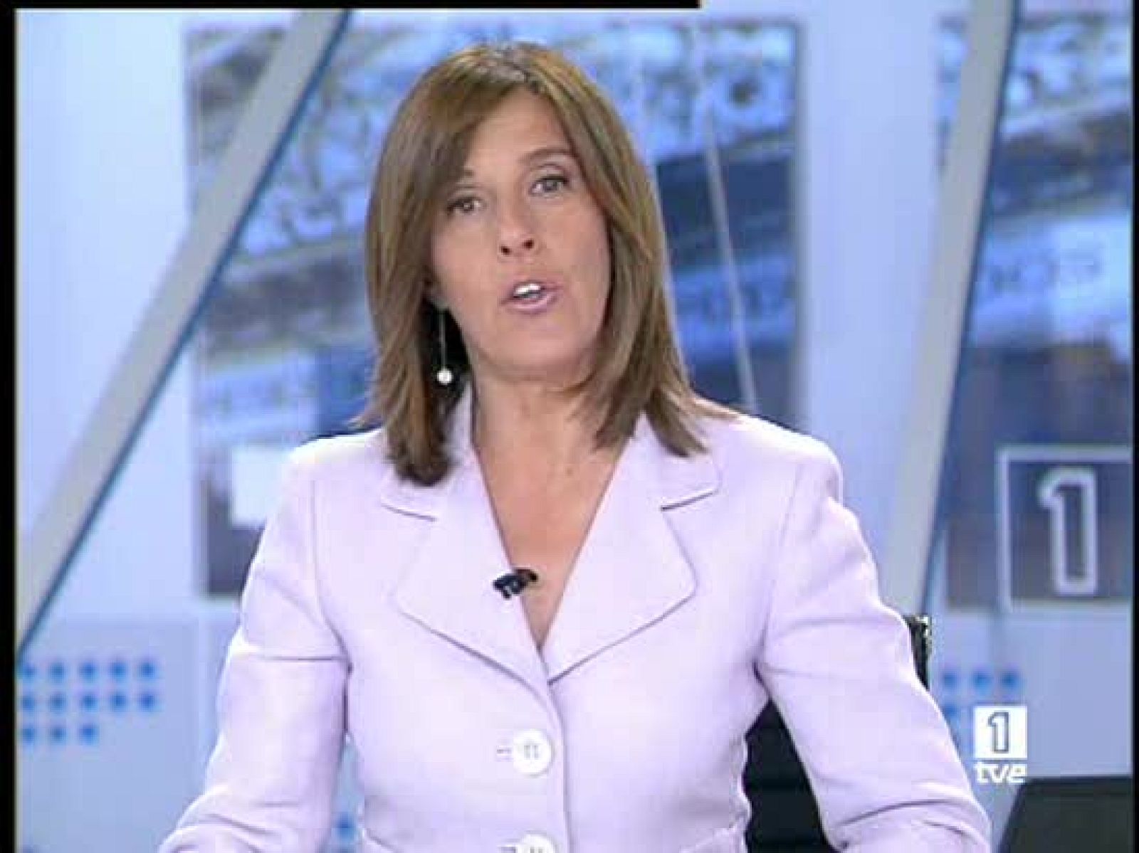  Por la mañana, en el Congreso de los Diputados, Leopoldo Calvo Sotelo ha sido despedido con honores de Estado. A las nueve se ha cerrado al público la capilla ardiente del primer presidente de la democracia que ha muerto. Durante toda la noche sus hijos y miembros de los 3 ejércitos, de la guardia Civil y de la Policia Nacional han velado su cuerpo.