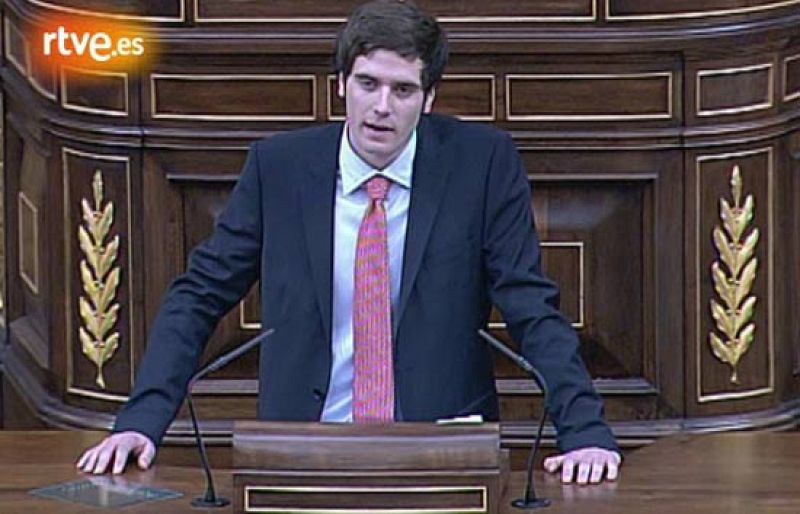  En la lectura de la Constitución por parte de un grupo de adolescentes en el Congreso de los Diputados, la vicepresidenta del hemicilo ha tenido que retirar la palabra a un joven que ha acusado a los sindicatos de "bailar el agua al presidente del G