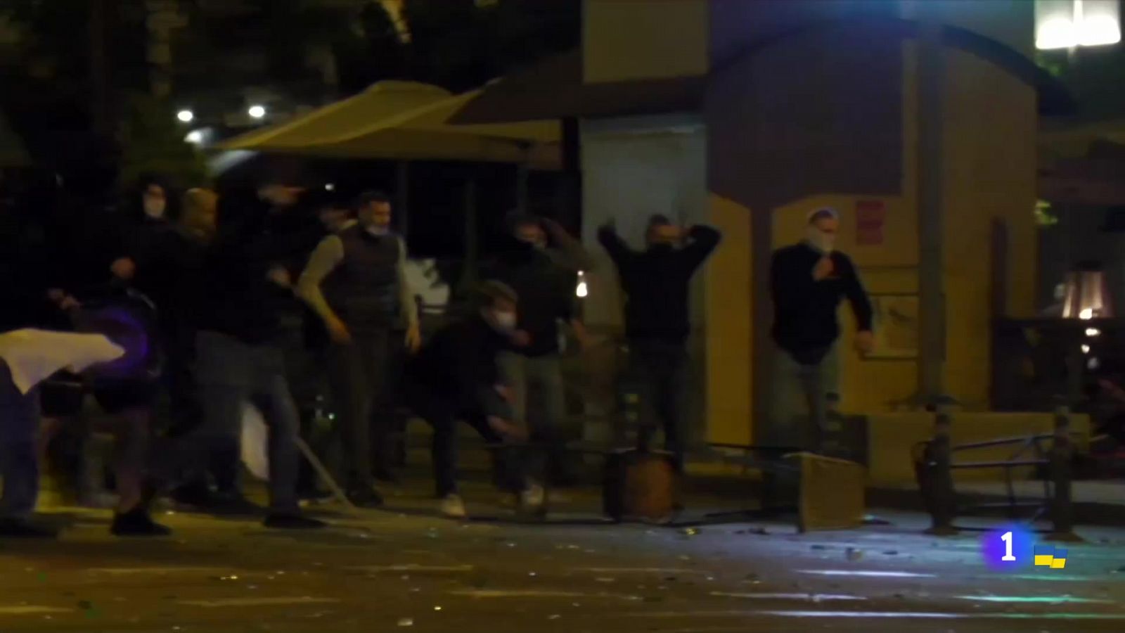 Pelea entre ultras del Eintracht y el West Ham en Sevilla | Ver