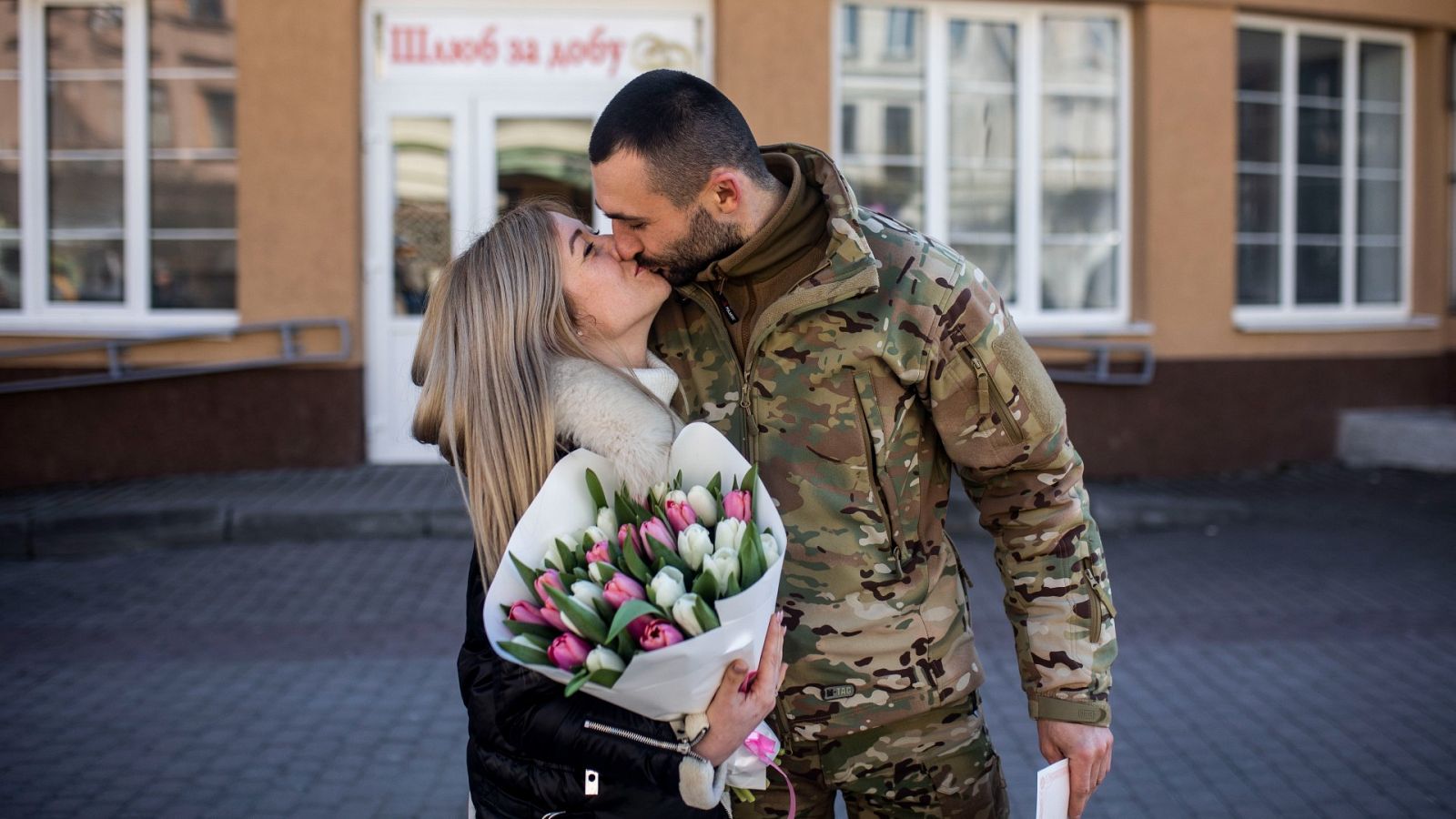 Bodas en tiempos de guerra en Ucrania: "Solo nos queda el amor"
