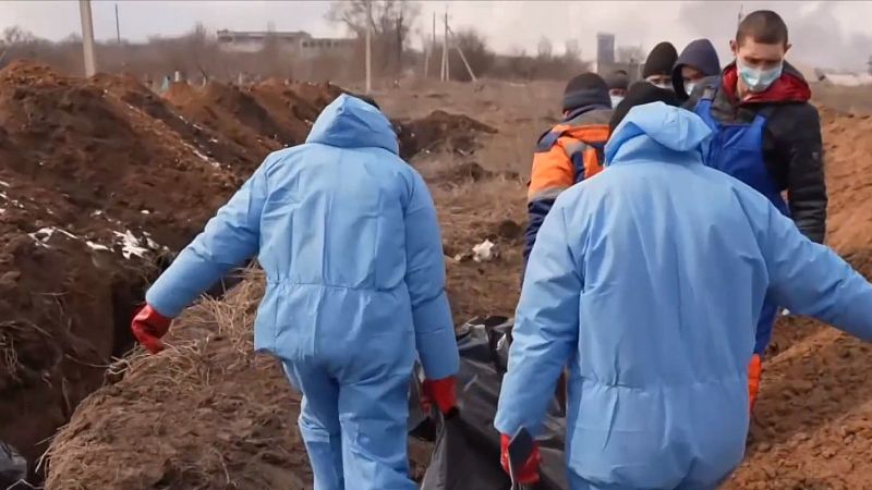 Mariúpol, al límite: entierra a sus muertos en fosas comunes 