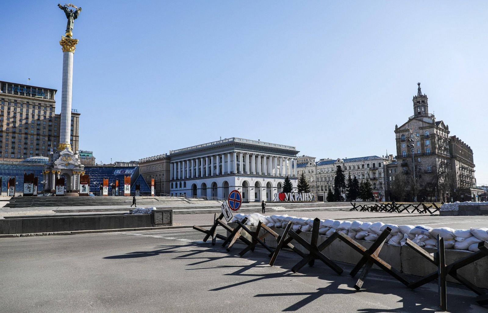 Del bullicio al silencio y las barricadas: el cambio de Kiev en dos semanas