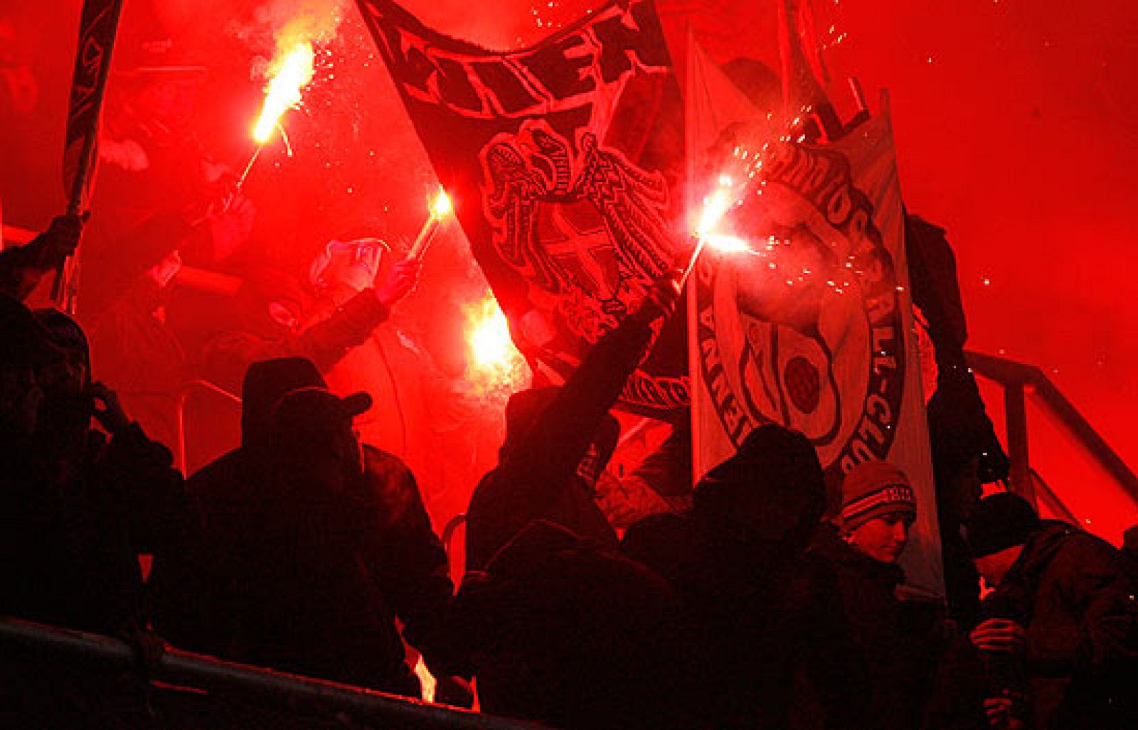 Los ultras del Austria de Viena reventaron el partido de Europa League ante el Athletic de Bilbao, que se llevó el equipo español a pesar de los incidentes.
