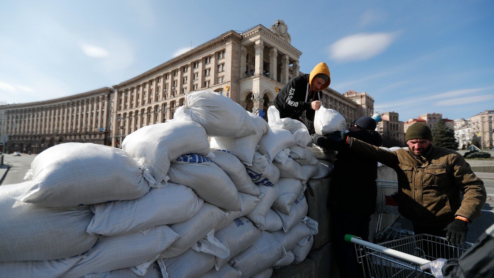 Rusia estrecha el cerco sobre Kiev: la capital se prepara para un ataque inminente