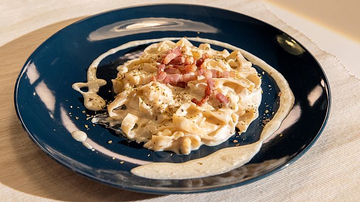 Pasta fresca con crema de cebollas