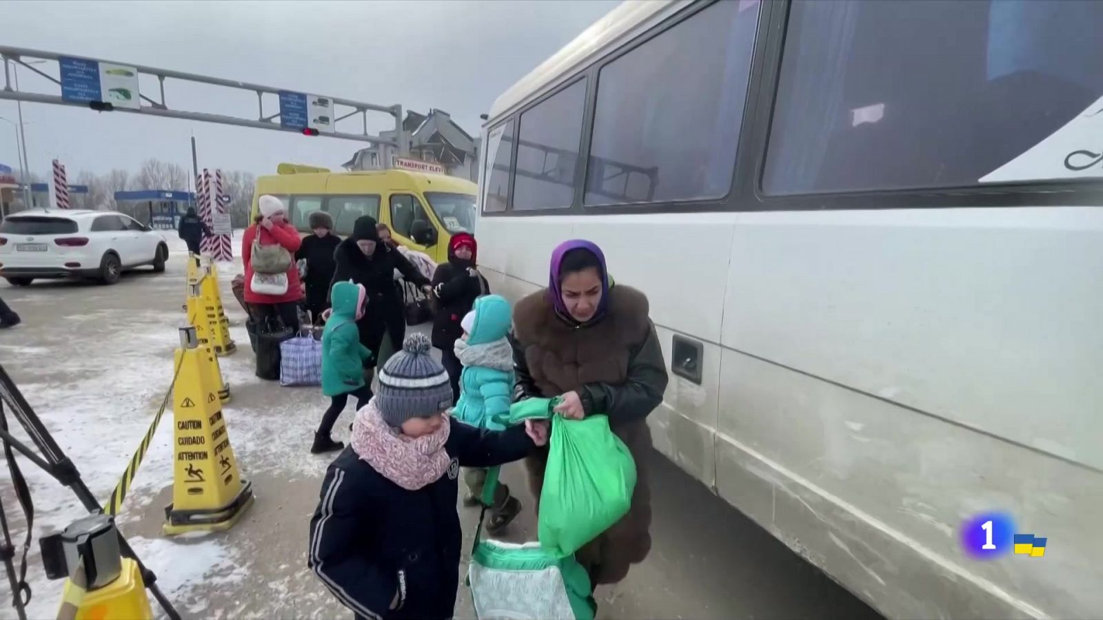 Las ONGs advierten contra las mafias que intentan captar a mujeres y niños ucranianos | Ver