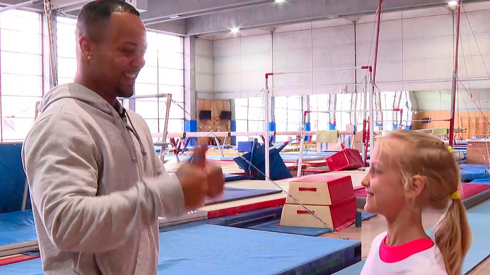Lisa, la niña ucraniana que se refugia en la gimnasia junto a Ray Zapata