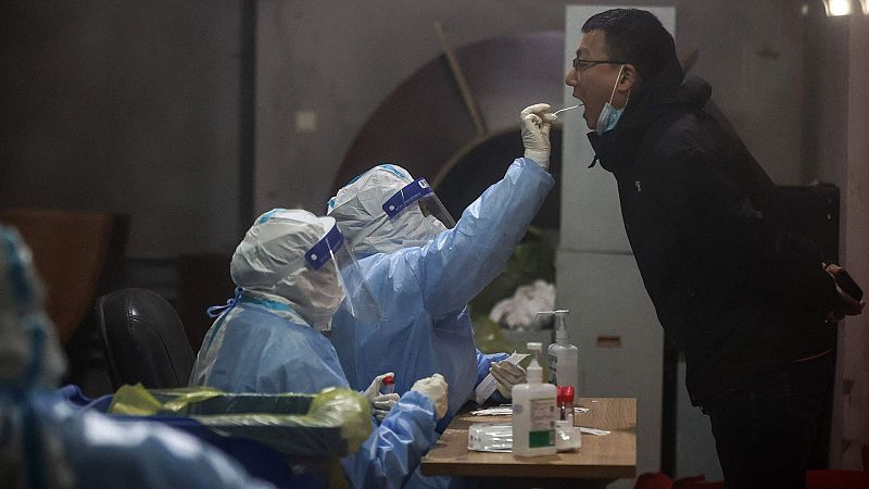Dos años después del inicio de la pandemia, los países comienzan a 'gripalizar' la COVID