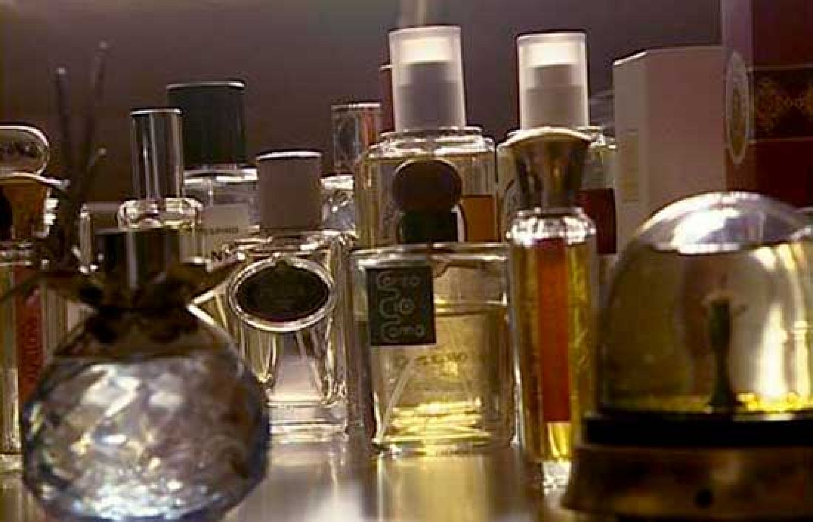 Zoom Tendencias visita el taller de Ana Corsini, una de las pocas mujeres perfumistas de España. Formada en Califgornia y Versalles, hace sus recomendaciones de perfumes. (04/12/09)