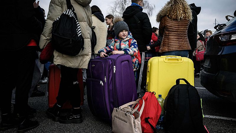 Refugiados ucranianos viajan en tren a España desde París
