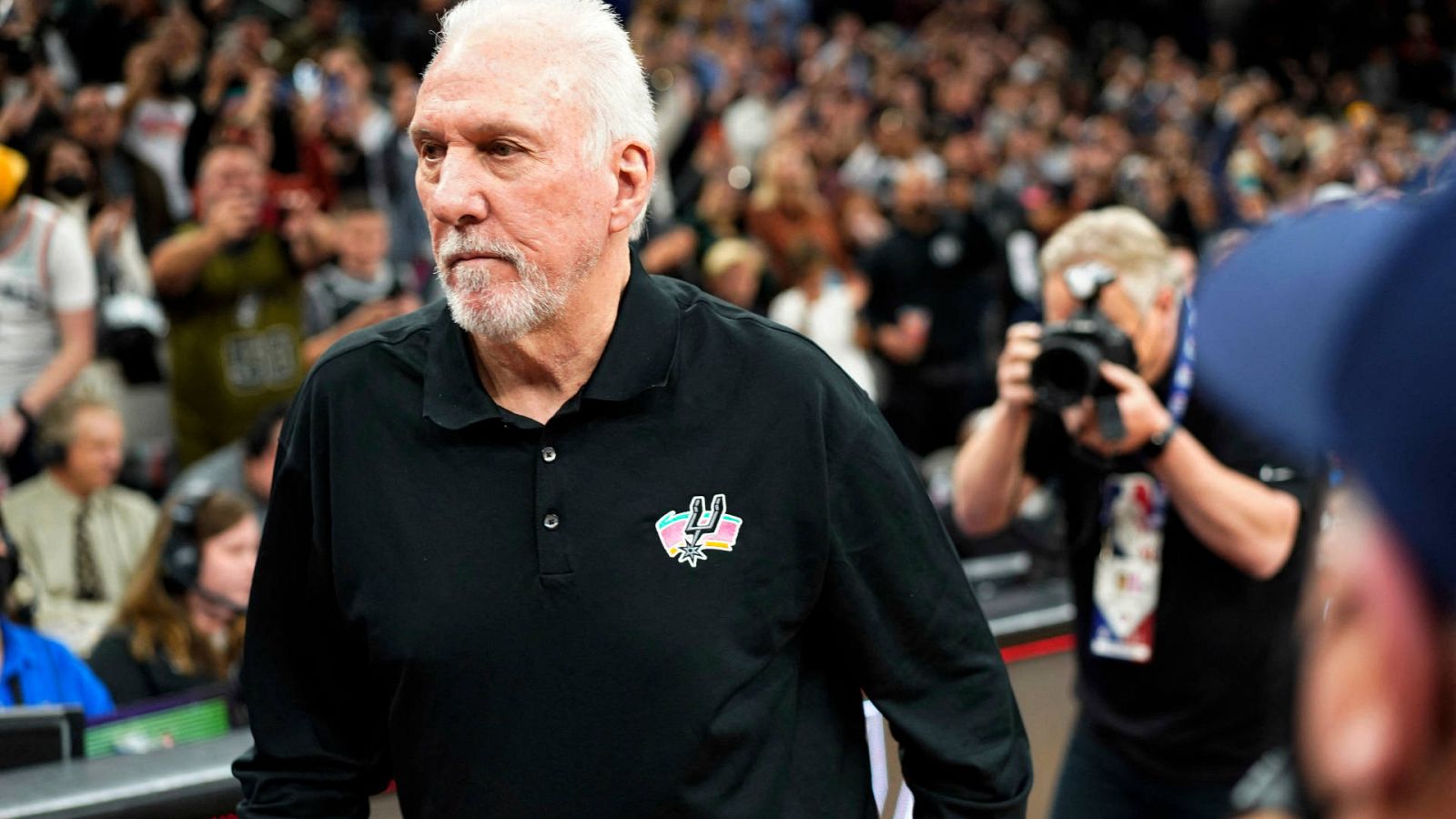 Popovich bate el récord de victorias de un entrenador en la NBA: de la Guerra Fría a mito de los Spurs -- Ver ahora