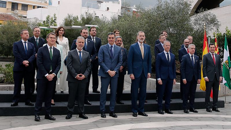 El rey se hace la foto de familia con Sánchez y los presidentes autonómicos con la única ausencia de Aragonès