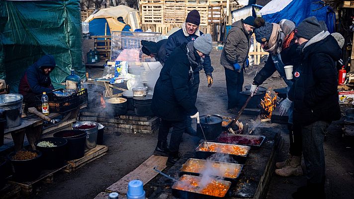 Cocineros voluntarios preparan comida en las calles de Kiev