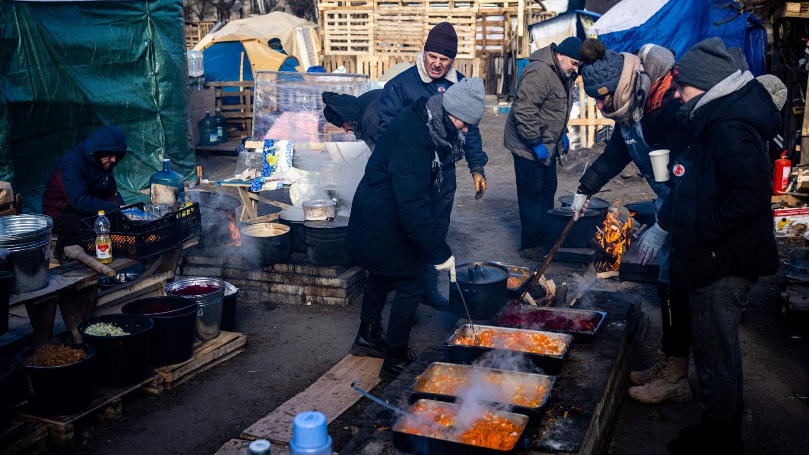 Cocineros voluntarios preparan comida para hospitales y soldados en las calles de Kiev