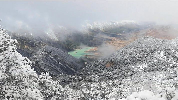 Probabilidad de lluvias localmente persistentes y/o fuertes en Girona, oeste del Sistema Central y Andalucía occidental. Nevadas en Pirineos