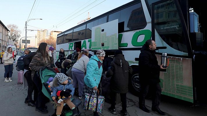 Telediario Fin de Semana - Un autobús recorre 7.000 kilómetros desde Pontevedra para ayudar a refugiados ucranianos