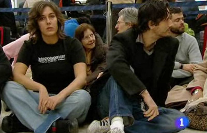 En el aeropuerto de Barajas, decenas de personas han mostrado su apoyo a la activista saharaui Aminetu Haidar. Entre ellos, actores como Juan Diego Botto, Pilar Bardem o Fran Perea, y el guionista Paul Laverty (05/12/09).