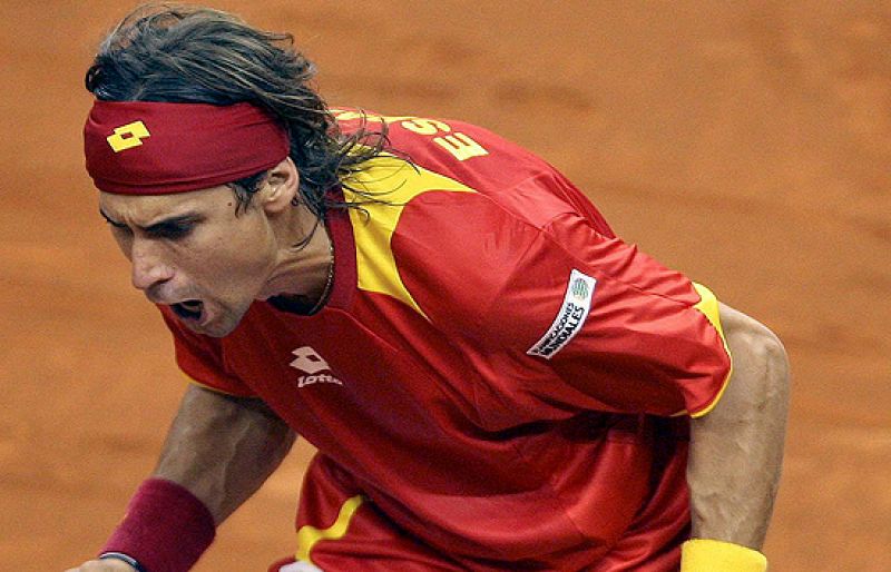 El tenista alicantino David Ferrer ha conseguido poner a España 2-0 en la final de la Davis ante Chequia al remontar dos sets a Stepanek en un agónico partido de más de cuatro horas de duración.