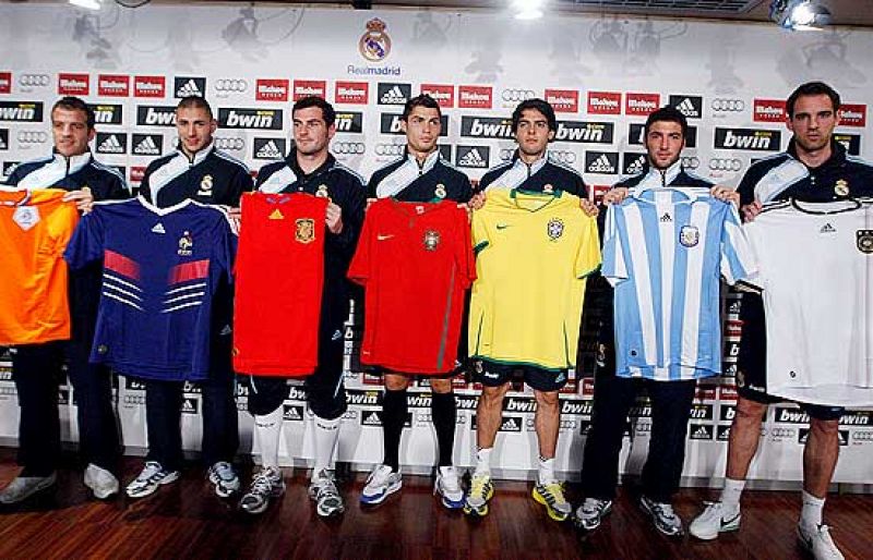 Sabemos lo que le espera a la selecc�n espa�ola en el Mundial de Sud�frica y hay una opini�n un�nime: ha sido un sorteo con "trampa", te�ricamente facil en la primera faese pero con complicaci�n, porque despu�s la Roja puede cruzarse con Brasil o Portugal, Kak� o Ronaldo. 