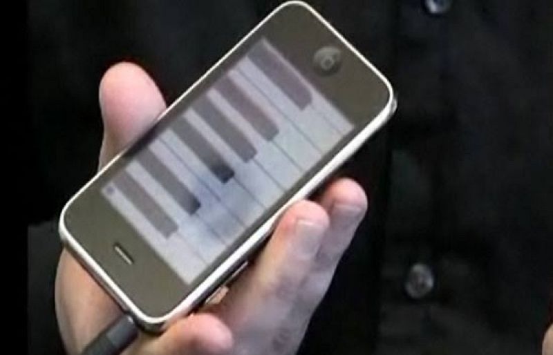Un grupo de estudiantes de la Universidad de Michigan, en EEUU, ha creado toda una orquesta a partir de aplicaciones instaladas en sus iPhones. Han desarrollado las aplicaciones y han computesto la música como parte de sus estudios universitarios. (V