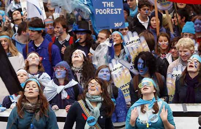 Decenas de miles de personas se han manifestado en Londres a favor de un riguroso acuerdo global contra el cambio climático, y han presionado a los líderes mundiales para lograr ese pacto en la próxima cumbre de Copenhague. En Bruselas, una cadena hu