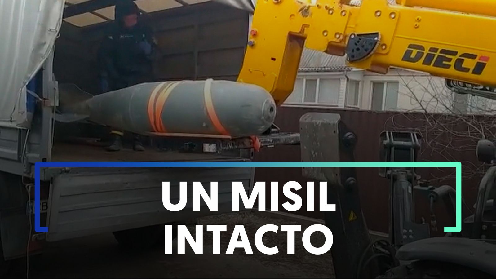 Retiran un misil ruso sin explotar de una casa en Chernigov durante la guerra en Ucrania