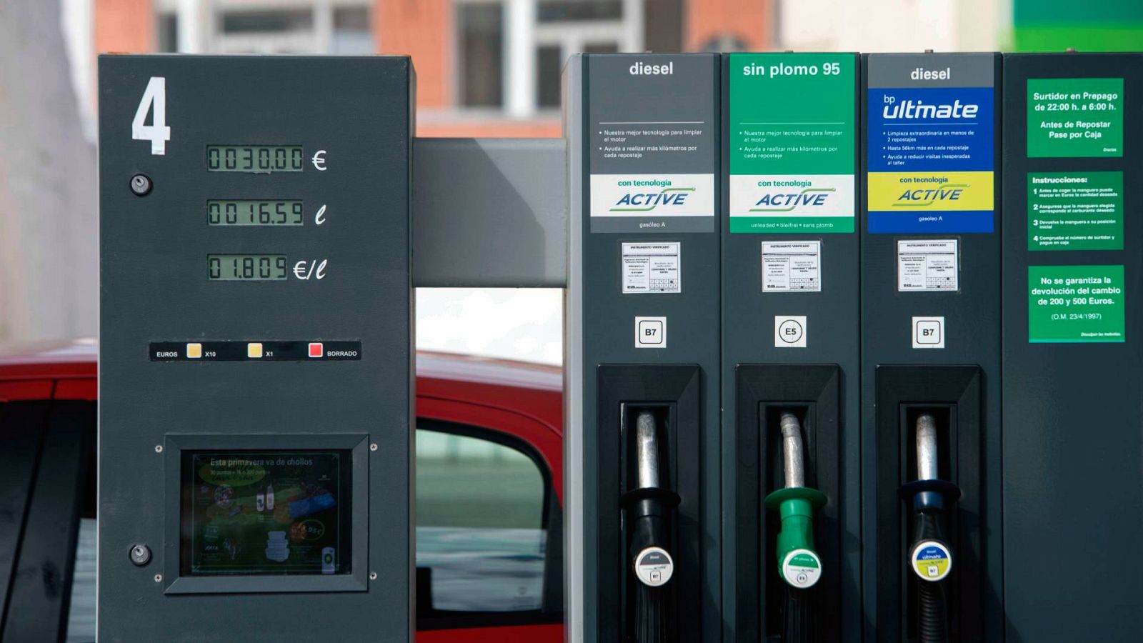 Repostar los lunes o conducir de manera eficiente: claves para ahorrar gasolina