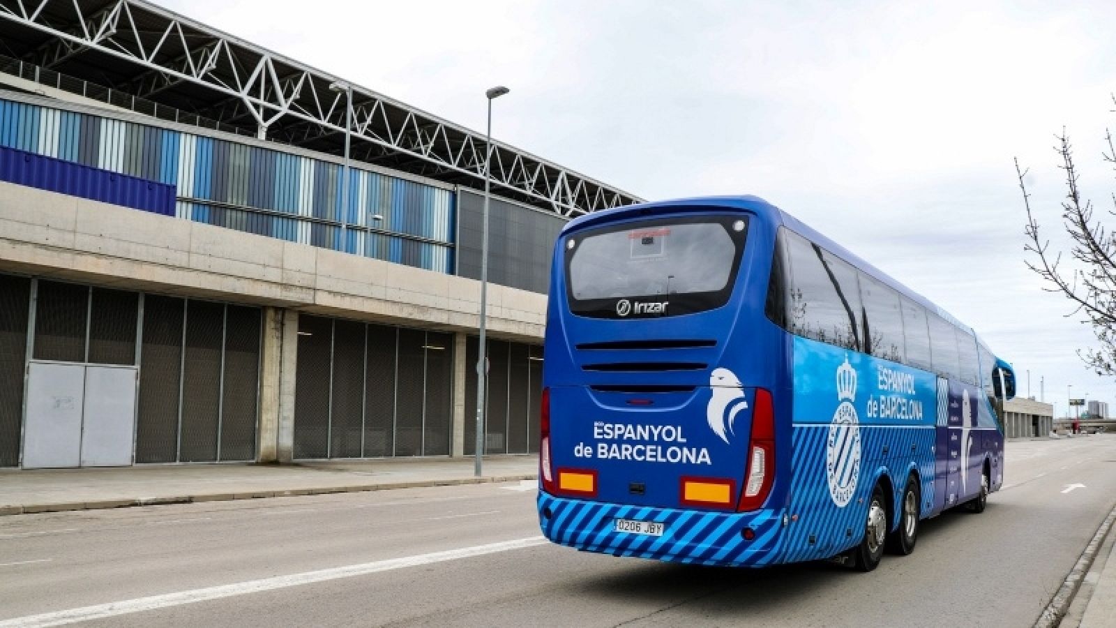 El autobús del Espanyol pone rumbo a Ucrania con ayuda humanitaria