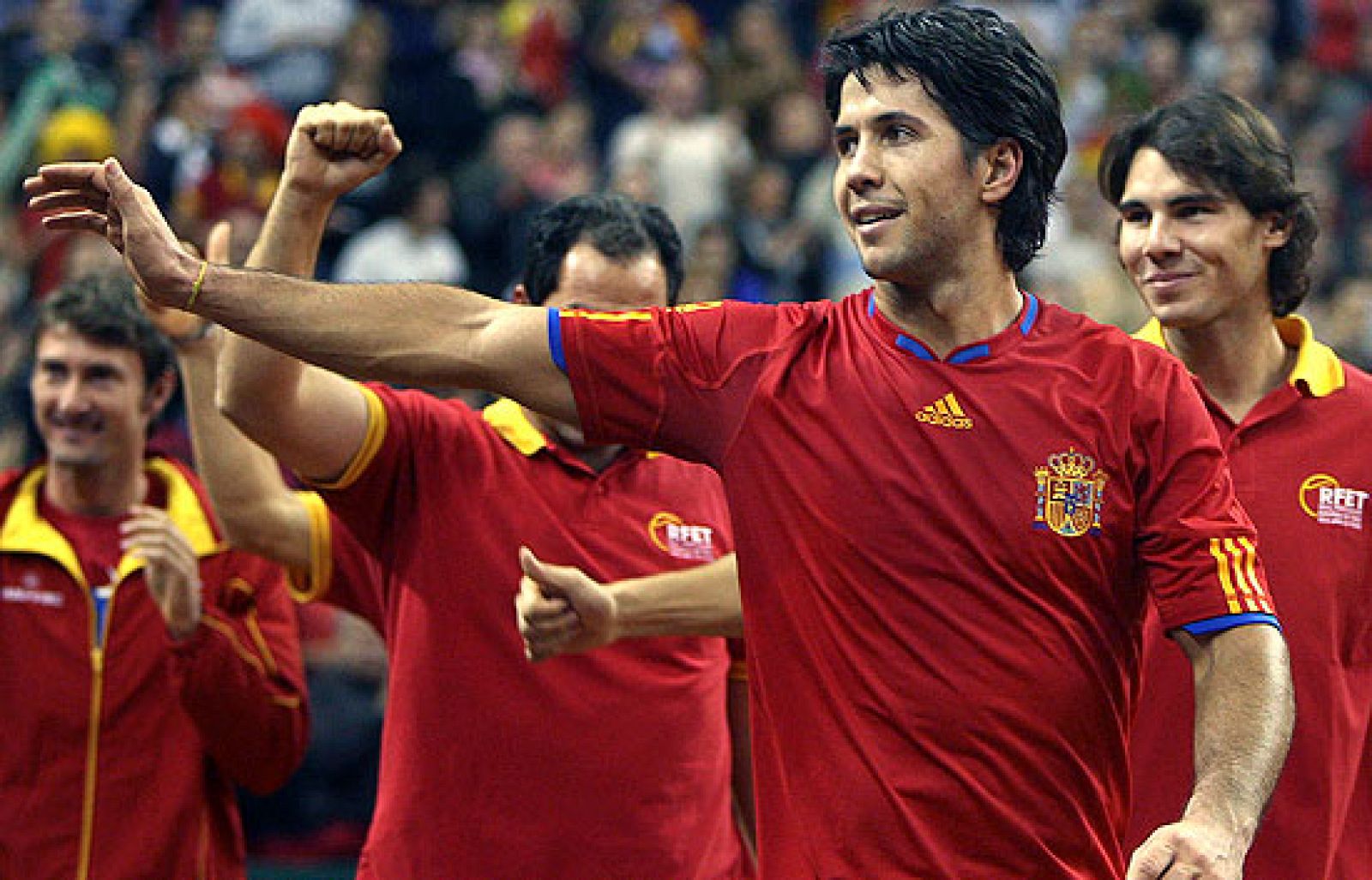 España ha conseguido su cuarta ensaladera con un contundente 3-0 ante República Checa. El doble compuesto por Feliciano López y Fernando Verdasco ha dado el punto definitivo.