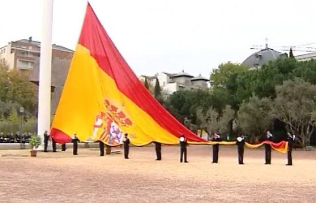 Izado de la bandera en Colón