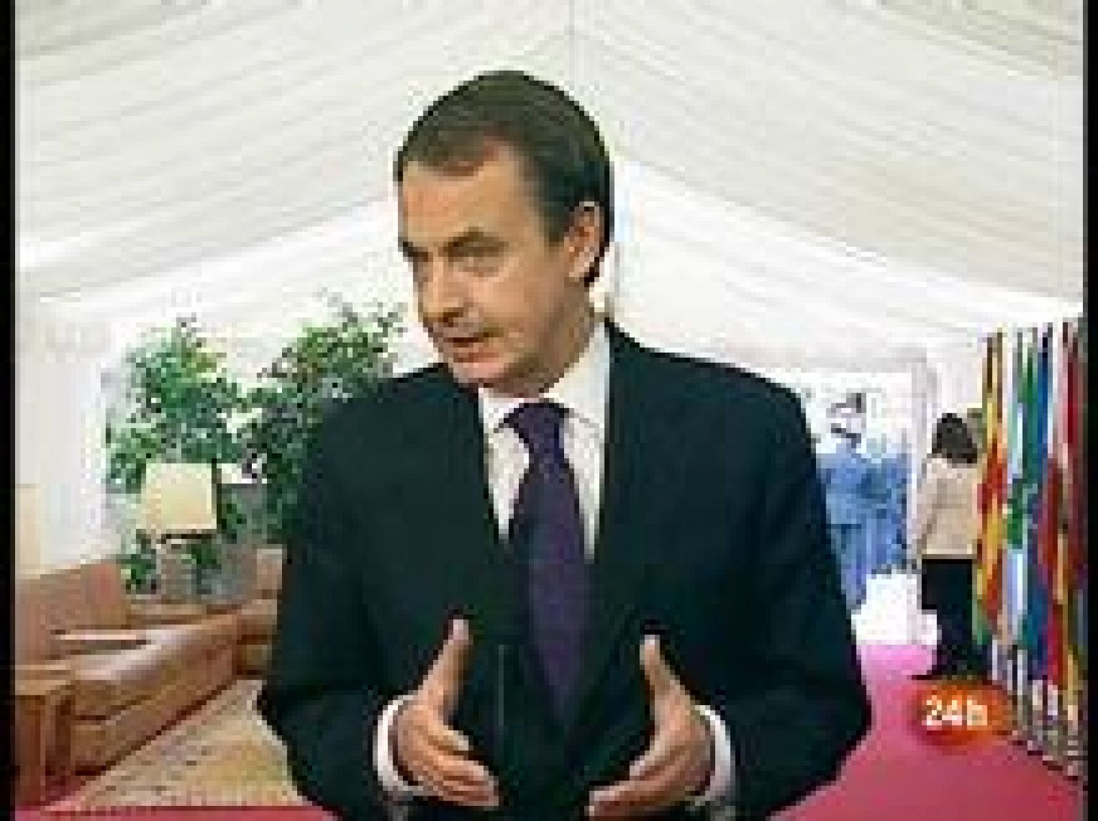  El presidente del Gobierno, José Luis Rodríguez Zapatero, defiende la actuación del Ejecutivo en el 'caso Haidar' tras las críticas del PP, Mariano Rajoy, que acusa al Gobierno de "haber tirado la toalla",