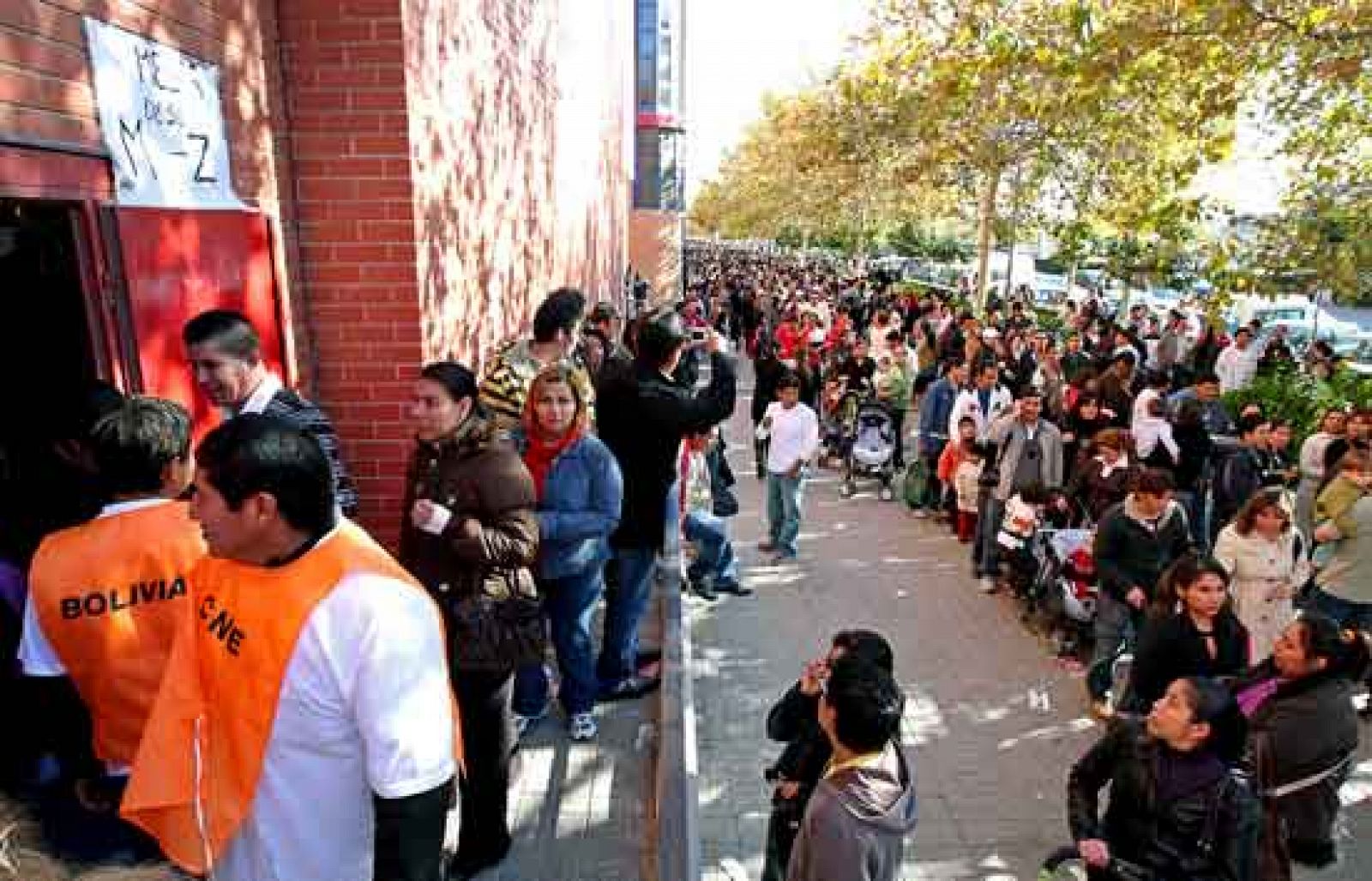  Por primera vez, los bolivianos eligen presidente desde el exterior. Más de 50.000 bolivianos residentes en España votan este domingo en Cataluña, Madrid y Comunidad Valenciana (06/12/2009).