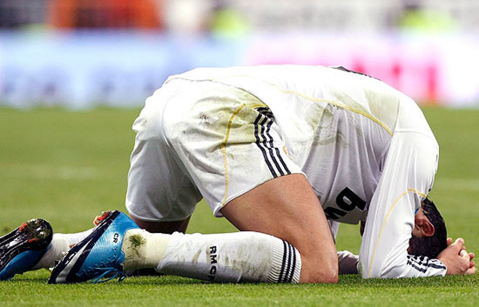 Ansioso por agradar y por conseguir un gol, Cristiano Ronaldo acabó expulsado ante el Almería por dos errores infantiles.