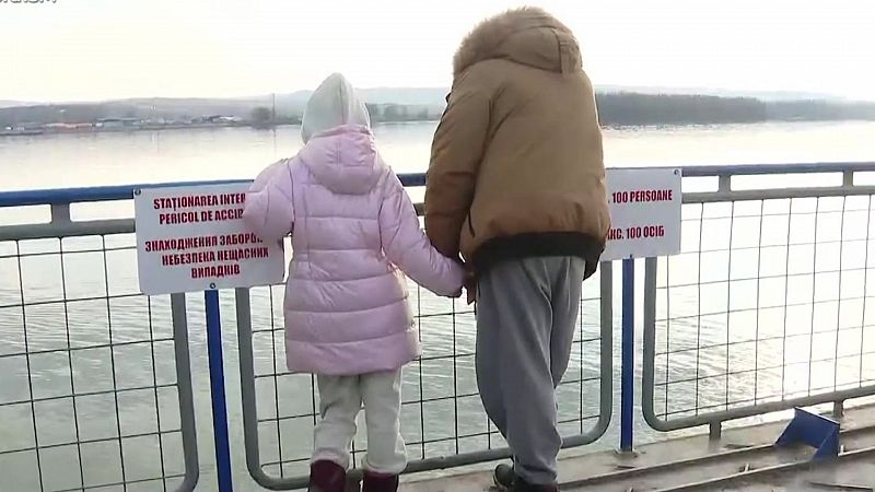 Subimos al ferry de los refugiados que une, a través del Danubio, la frontera de Ucrania con Rumanía