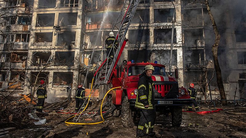 Rusia bombardea de nuevo edificios residenciales en Kiev - Ver ahora